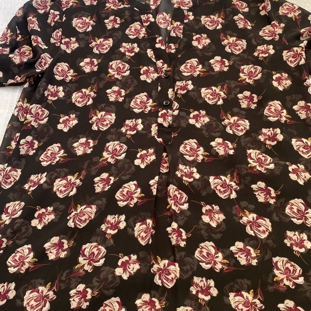 Ann Taylor Factory floral blouse with button and pleated front. - Picture 8 of 15